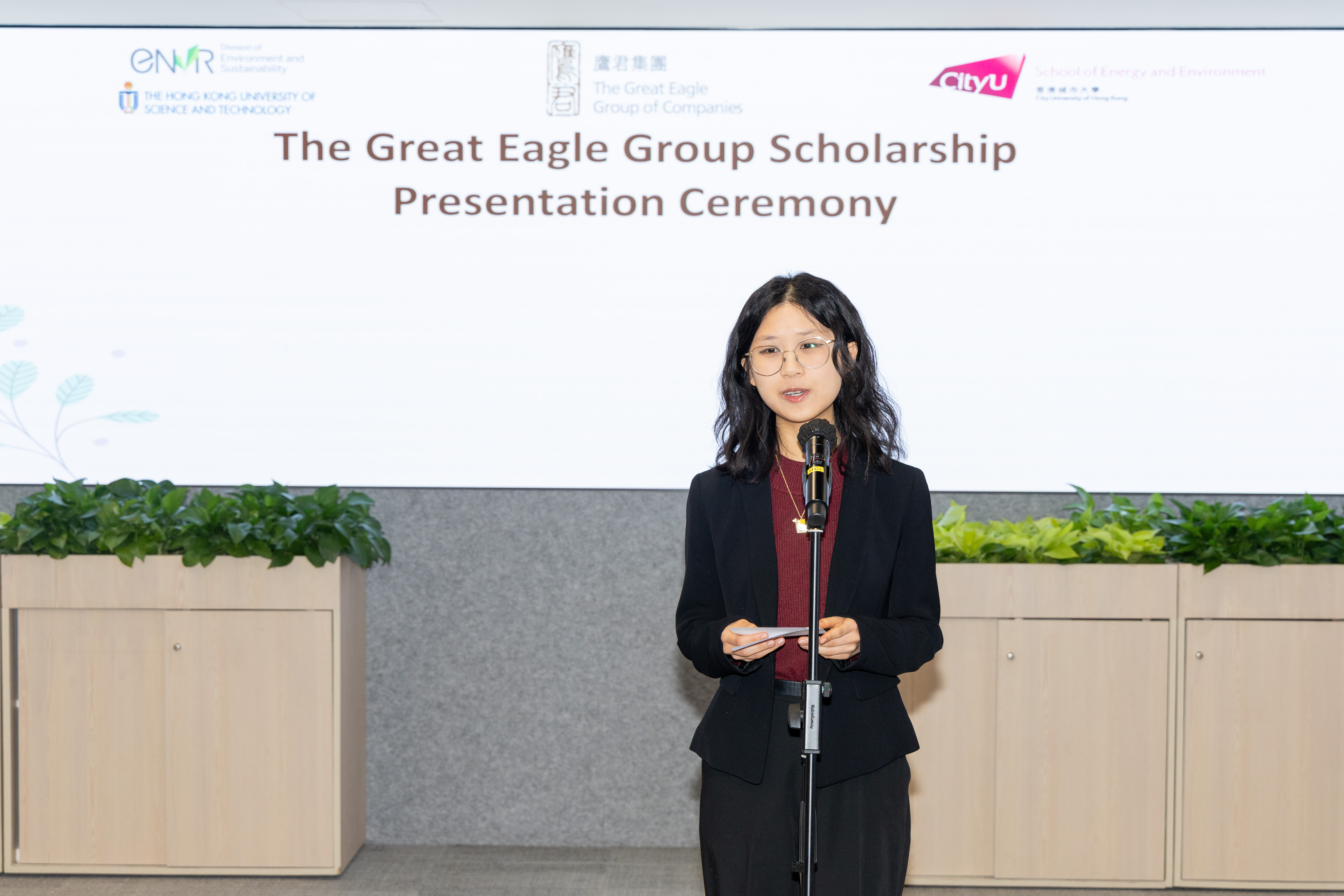 Marie TUNG presenting the Vote of Thanks on behalf of the HKUST Awardees